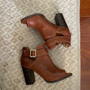 FIONI LIKE NEW Open Toe Bootie Size (6.5-7)
